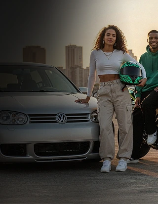 Mulher escorada na parte posterior do carro