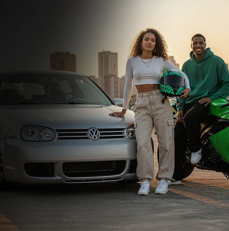 Mulher escorada na parte posterior do carro