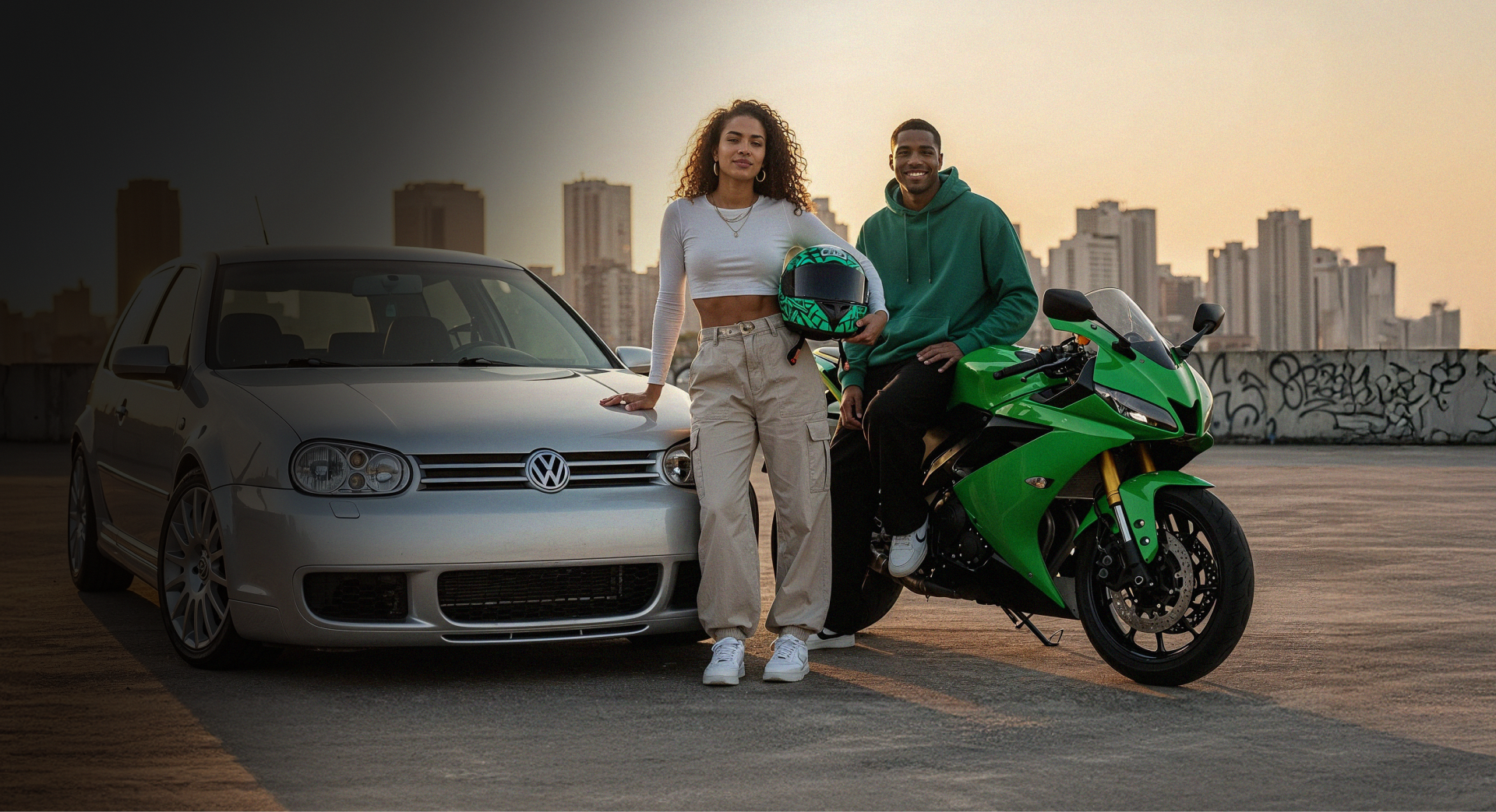 Mulher escorada na parte posterior do carro